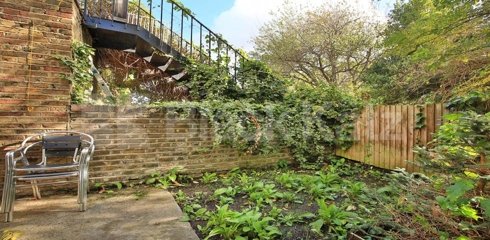 Spacious one bed with garden mins to tube and shops Alexander Road, Archway